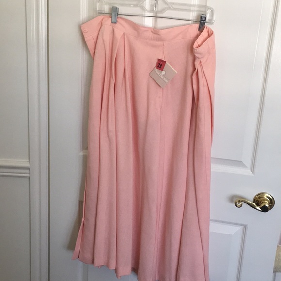 Peach colored jacket with skirt - Picture 3 of 4